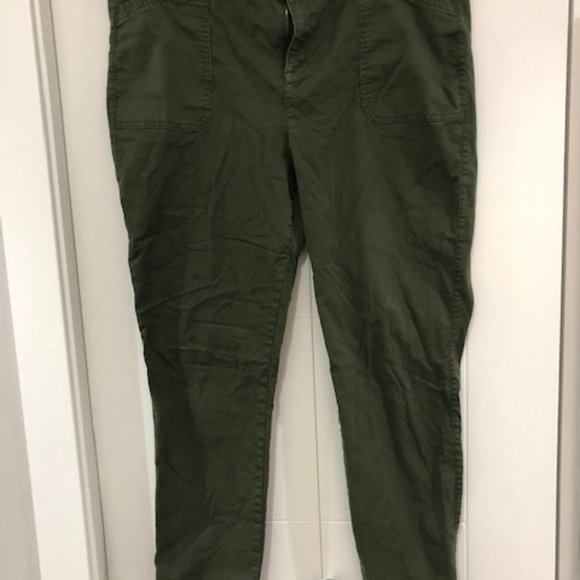 Old Navy Green Pixie Pants - Picture 2 of 4